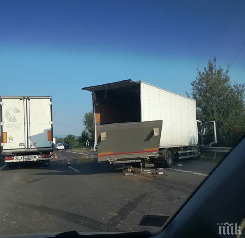 ОТ ПОСЛЕДНИТЕ МИНУТИ! Отново кръв на магистрала Тракия! Две жени са ранени в тежка катастрофа (СНИМКИ)