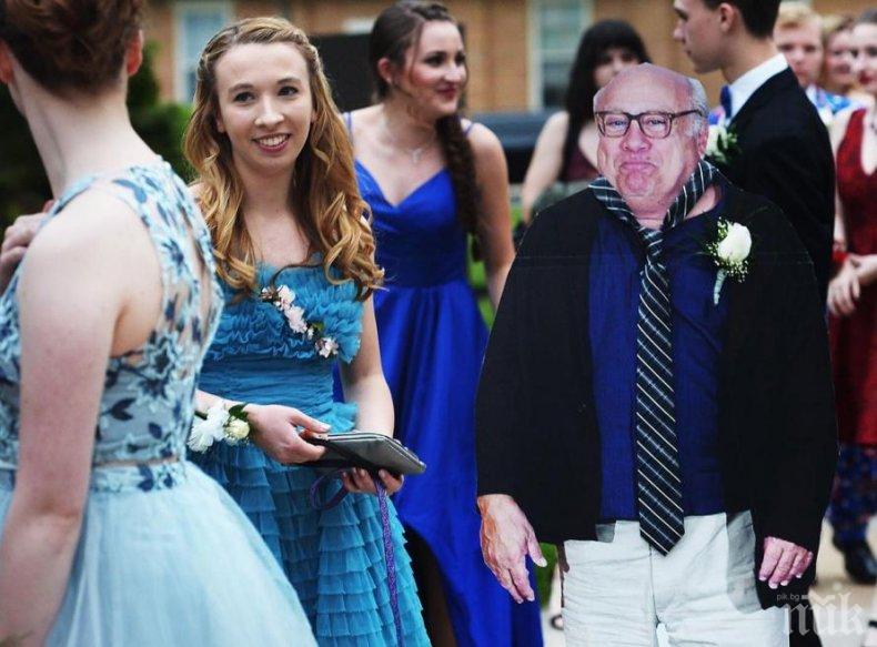 Картонен Дани де Вито заведе абитуриентка на бал