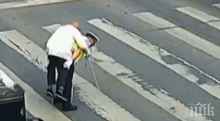 полицай пренесе гърба възрастен човек кръстовище видео