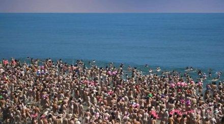 рекорд вижте 2500 жени къпят голи морето видео