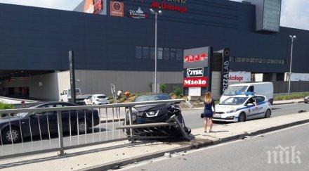 зрелищна катастрофа икеа засукана дама заби джип мантинелата снимки