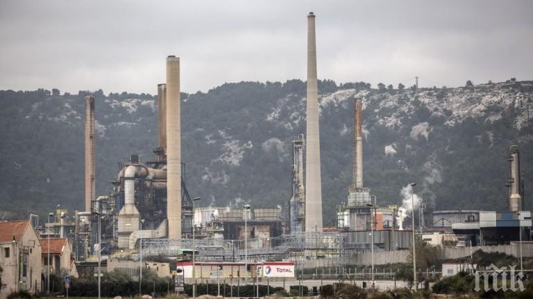 Френски фермери блокираха рафинерии и складове на Тотал