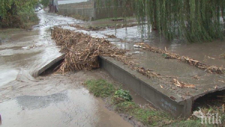 Бедствие в Ихтиман! Плисна дъжд из ведро, наводни къщи и мазета