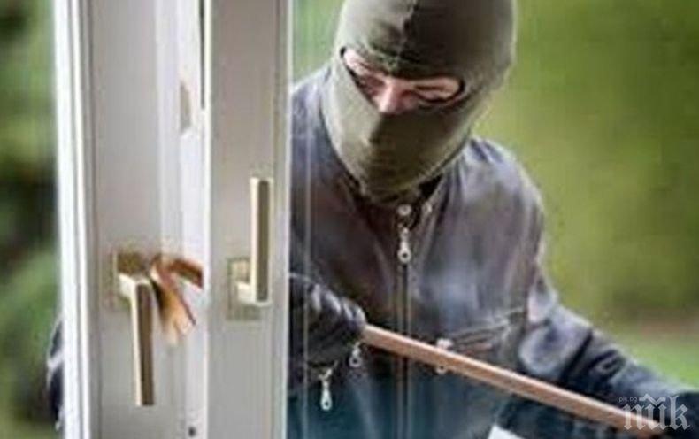 Жители на монтанско село заловиха сериен крадец, докато обирал къщата им