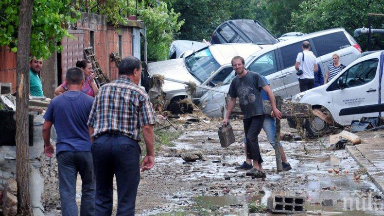 Страшна буря удари Скопие. Наводни улици и изкорени дървета
