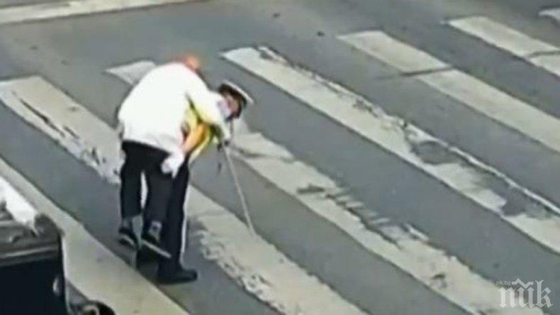 Полицай пренесе на гърба си възрастен човек през кръстовище (ВИДЕО)
