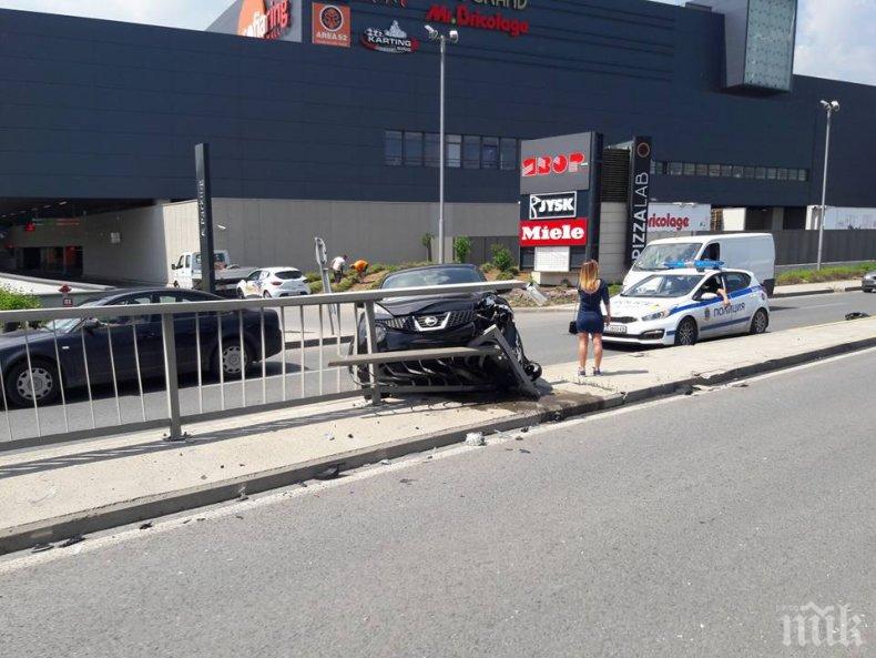 Зрелищна катастрофа до ИКЕА! Засукана дама заби джип в мантинелата (СНИМКИ)