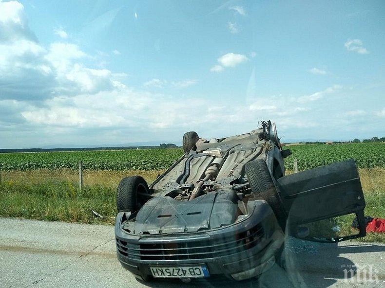 ОТ ПОСЛЕДНИТЕ МИНУТИ! Кола се обърна по таван на магистрала Тракия - задръстването е жестоко (СНИМКИ)