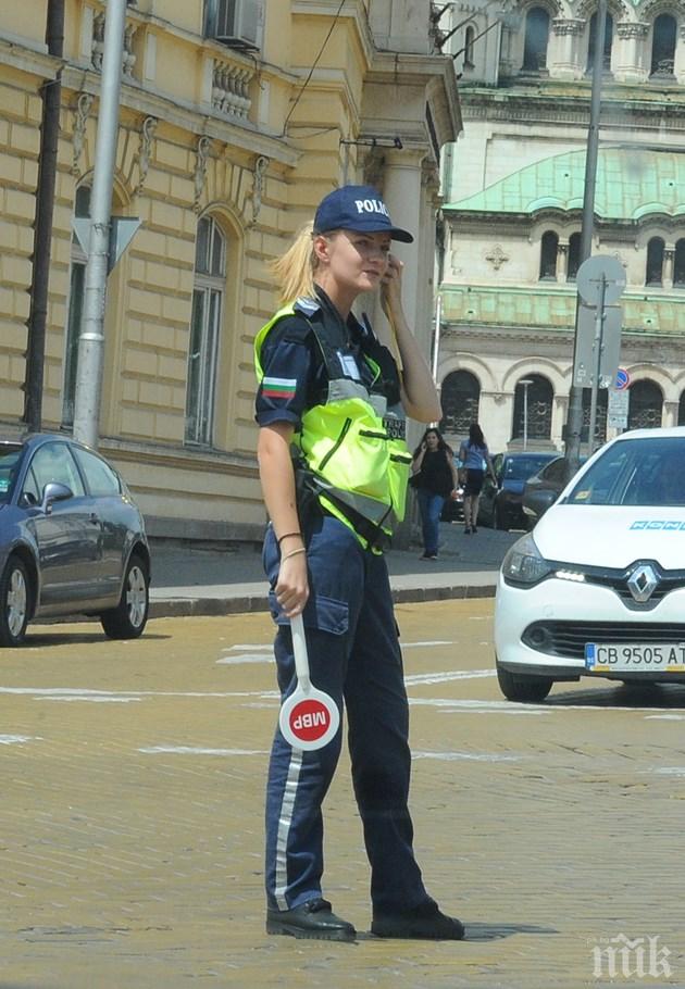 ХИТ В НЕТА! Блондинка регулира движението в София