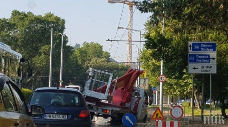 ИНЦИДЕНТ! Дупка глътна камион на булевард в Пловдив