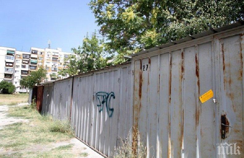 Метла! Премахват незаконни гаражи в Ловеч
