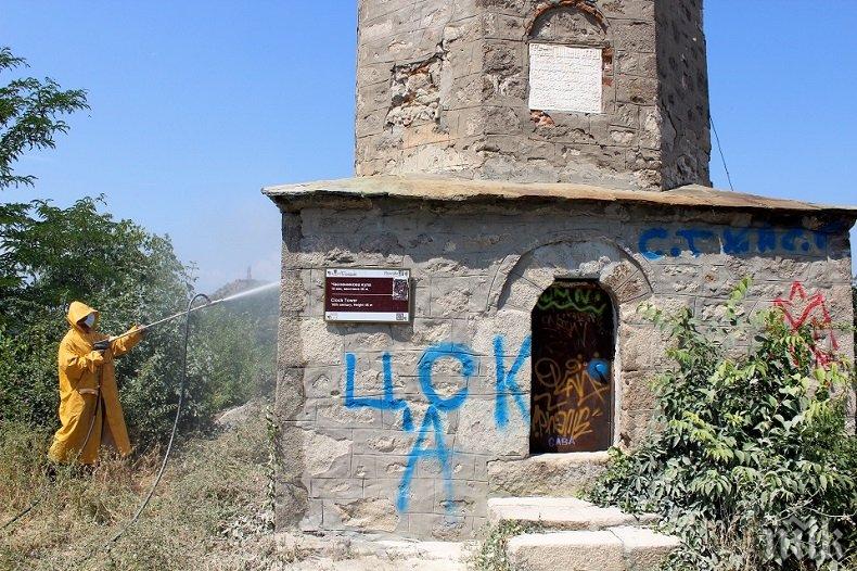 Няма оправия! Графитаджии окепазиха най-старата часовникова кула в Източна Европа 