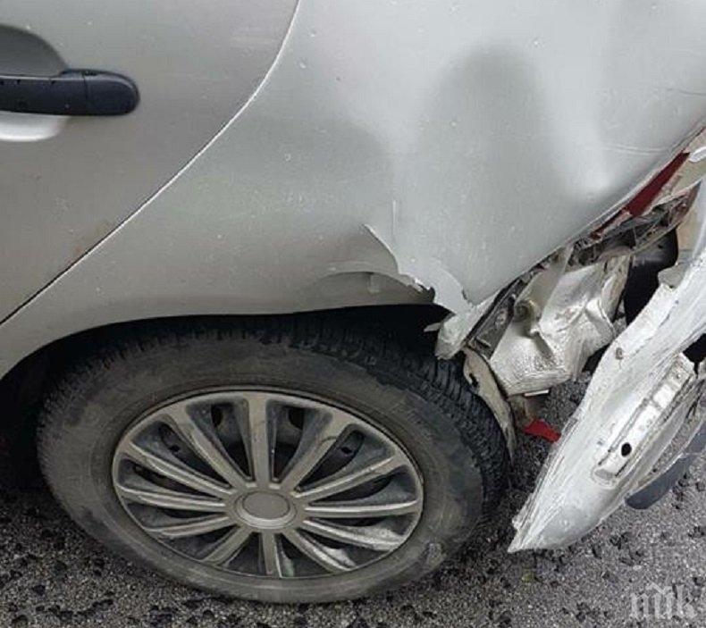 ЕКСКЛУЗИВНО В ПИК! Млад шофьор изпусна завой и се завъртя на пътя за Банско (СНИМКИ)