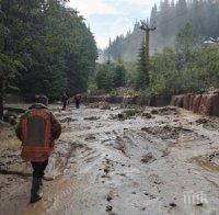 ОТ ПОСЛЕДНИТЕ МИНУТИ! Страшен дъжд в Смолянско, затвориха пътя Пампорово-Стойките
