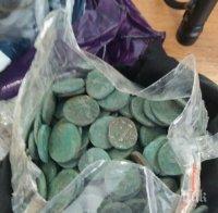 ГОЛЯМ УДАР! Родните митничари арестуваха турчин с хиляди старинни монети (СНИМКИ)