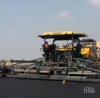 Посред бял ден! Пиян шофьор на камион се заби в машина за полагане на асфалт