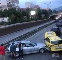 ОТ ПОСЛЕДНИТЕ МИНУТИ! Шестима ранени след мелето с девет коли в София