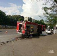 ОТ ПОСЛЕДНИТЕ МИНУТИ! Кола пламна до колонките на бензиностанция в София (СНИМКИ)