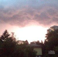 ИЗВЪНРЕДНО В ПИК! Небето над София причерня - бурята се разгаря, заваля проливен дъжд