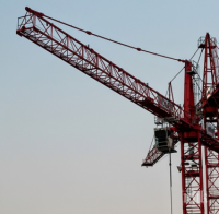 НА КОСЪМ! Кран закачи надлеза на входа на Черноморец