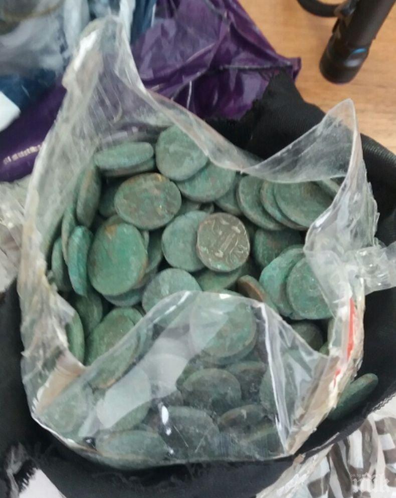 ГОЛЯМ УДАР! Родните митничари арестуваха турчин с хиляди старинни монети (СНИМКИ)