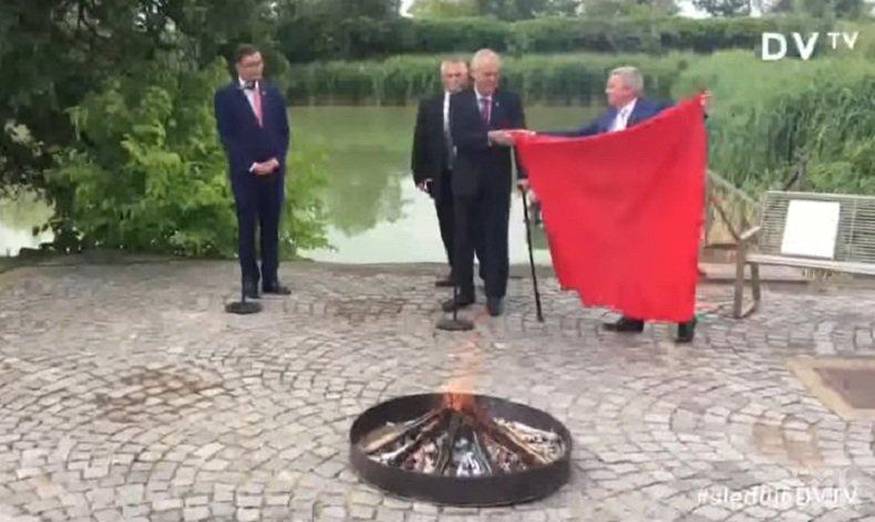 ФРАПИРАЩО! Чешкият президент изгори чифт долни гащи пред журналисти (ВИДЕО)
