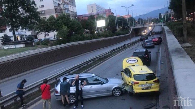 ОТ ПОСЛЕДНИТЕ МИНУТИ! Шестима ранени след мелето с девет коли в София