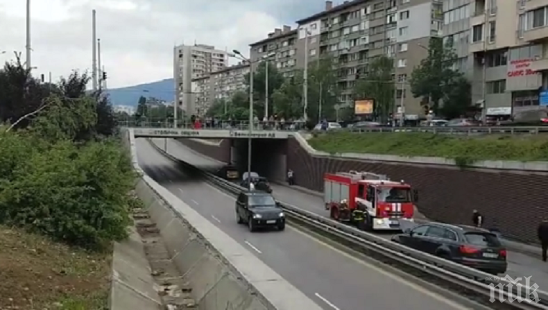 ИЗВЪНРЕДНО! Верижна катастрофа с 9 коли в София, пострада цяло семейство (СНИМКИ/ОБНОВЕНА)