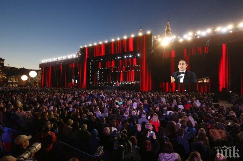 Изумителен концерт за Мондиала! Пласидо Доминго пя Калинка моя на Червения площад, Путин аплодира световните звезди (СНИМКИ)