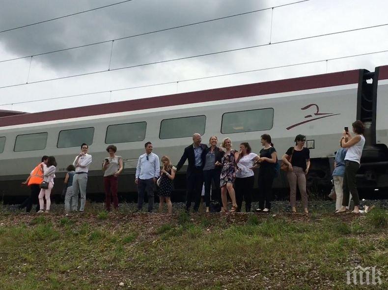 Евродепутати и чиновници от ЕС бяха блокирани с часове във влака за Страсбург