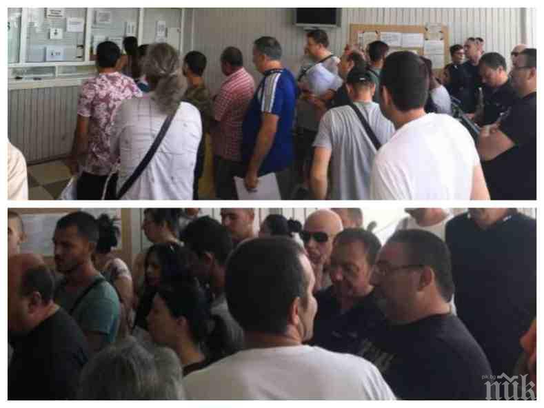 Хаос и опашки в КАТ-Пловдив! Мъж със счупен крак чака 3 часа пред гишето (СНИМКИ)