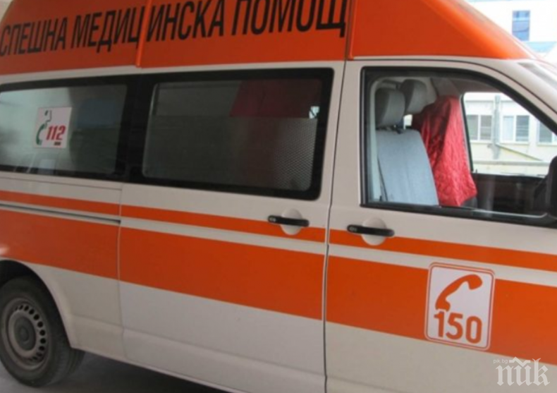 ИЗВЪНРЕДНО! Тежка катастрофа между автобус и кола край Приморско, има ранени