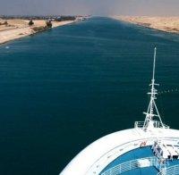 Приходите на Суецкия канал паднали почти с 50%