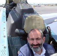 Премиерът на Армения се снима в пилотската кабина на изтребител Су-30СМ