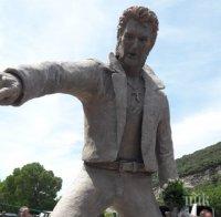 Откриха огромен паметник на Джони Холидей във Франция