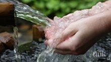 Чудотворна вода извира в двора на дядо Петър