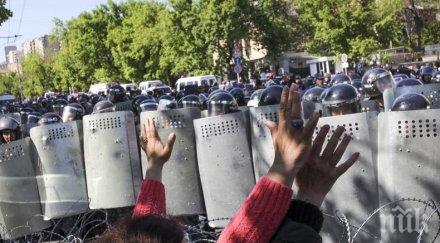 протести седем полицейски служители ранени скопие