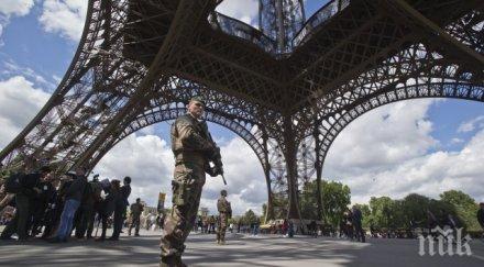 паника париж ограждат бронирано стъкло айфеловата кула атентати снимки