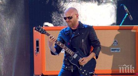 митко кърнев стана уличен музикант варна рокзвездата свири бездомни ангели снимка