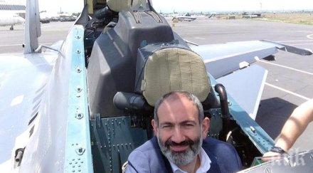 премиерът армения снима пилотската кабина изтребител 30см
