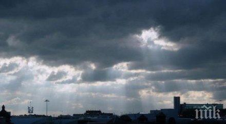 извънредно пик нова буря надвисна софия гръмотевици разкъсват небето