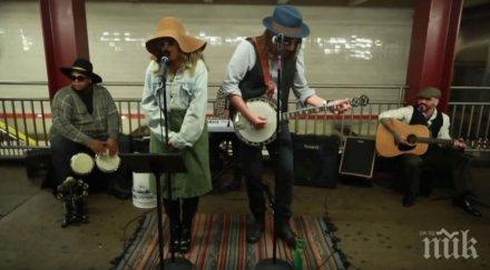 кристина агилера изненада феновете инкогнито нюйоркското метро видео