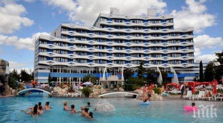 пенсионери опъват чаршафите туристите