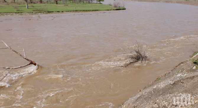 Интензивните валежи повишиха нивото на реките у нас