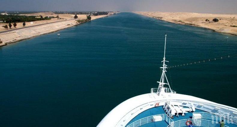 Приходите на Суецкия канал паднали почти с 50%