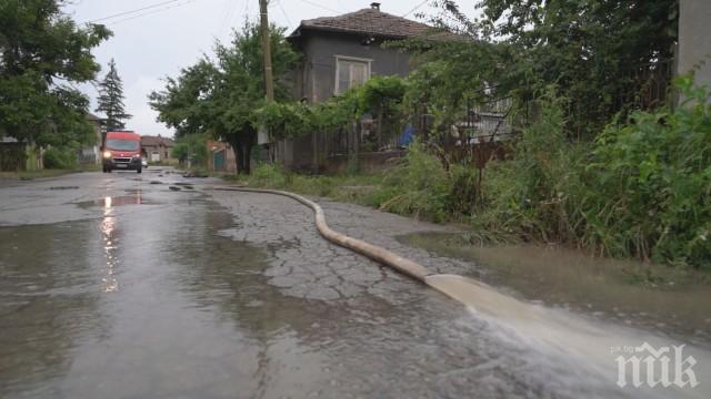 Проливен дъжд потопи и Кюстендилско! Водата отнесе пътищата, пет села са отцепени от света