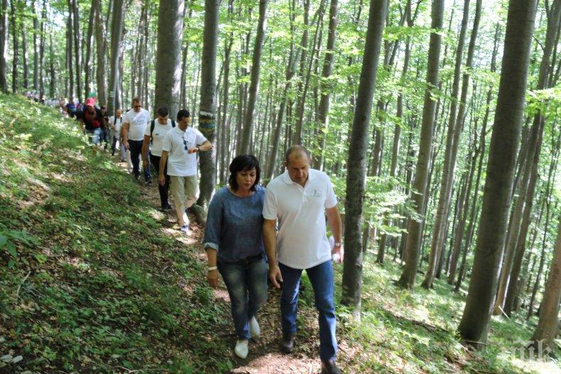 ИНТРИГА: Подаръкът на Корнелия за ЧРД на президента изнервил Десислава Радева. Кога са се разхождали сами в гората?
