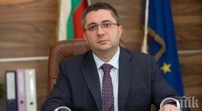 Министър Нанков връчва дипломите на зрелостници в Ловеч