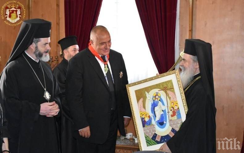 Бойко Борисов подари на Йерусалимския патриарх детска икона от благотворителната кампания на Светия Синод и сдружение „Маринела“ „Деца рисуват за деца“