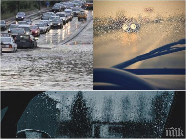 ПЪРВО В ПИК! Кошмар на Тракия - магистралата потъна в потоп, колите пъплят с 20 км/ч. в огромно задръстване (ВИДЕО)